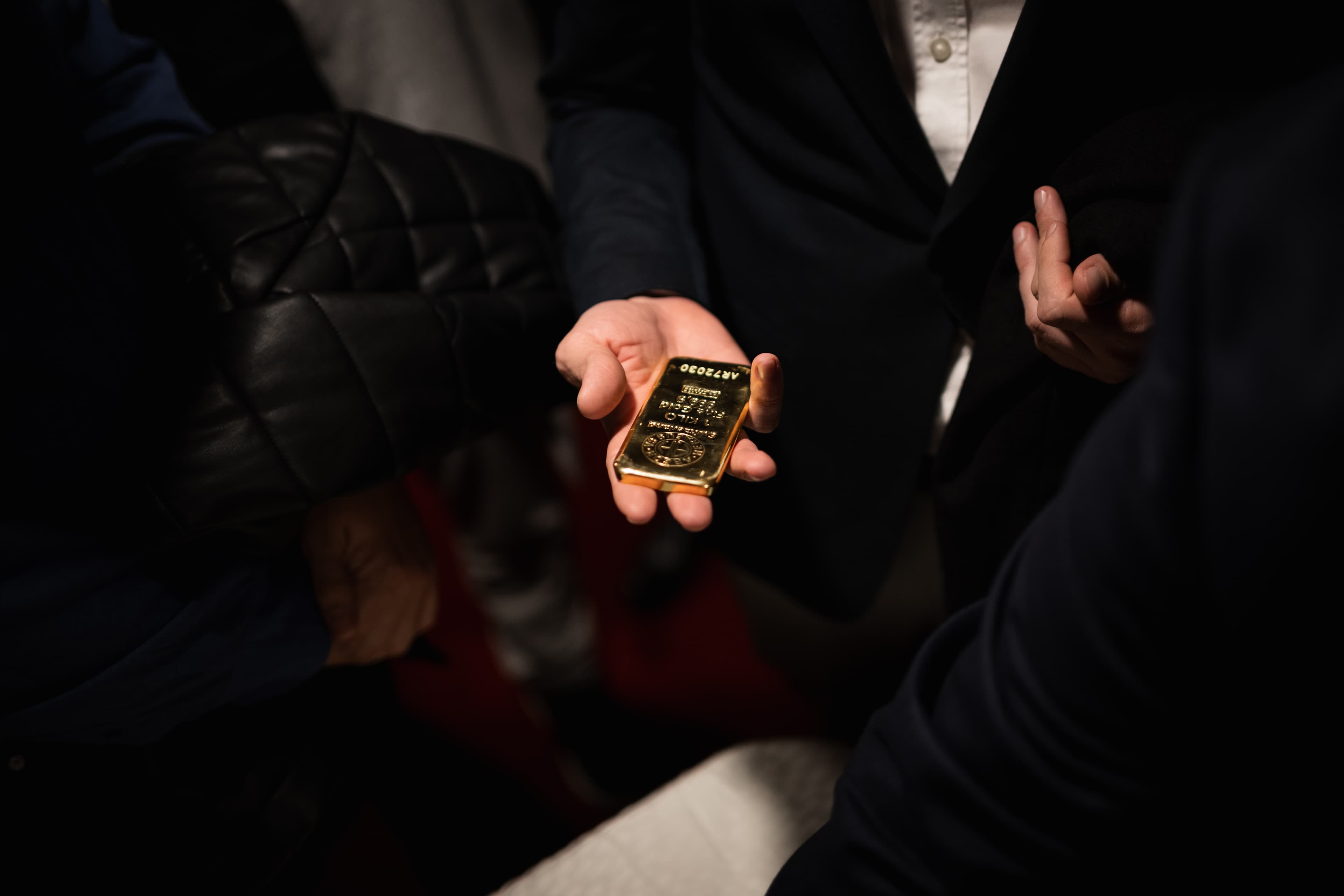 1 kilós aranytömb bemutatása